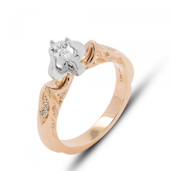 Gold Ring With Diamond Elegance