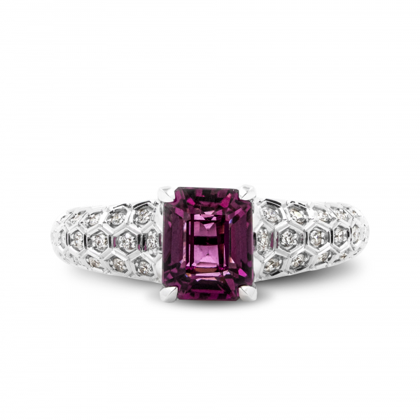  Valgest kullast sõrmus granaadi ja teemantidega