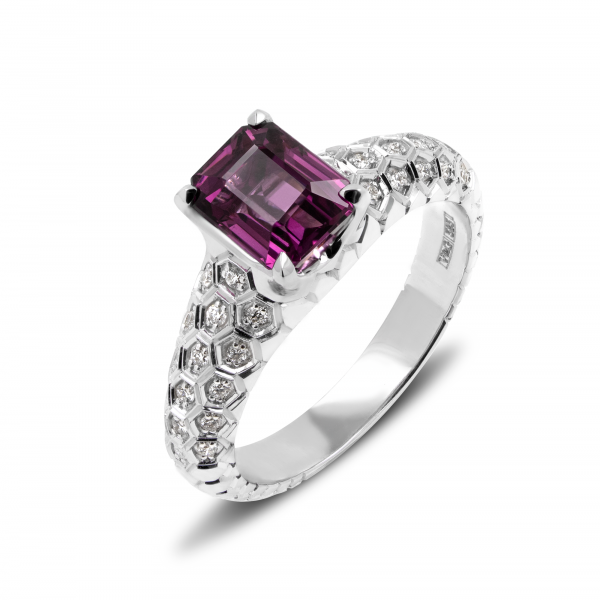  Valgest kullast sõrmus granaadi ja teemantidega