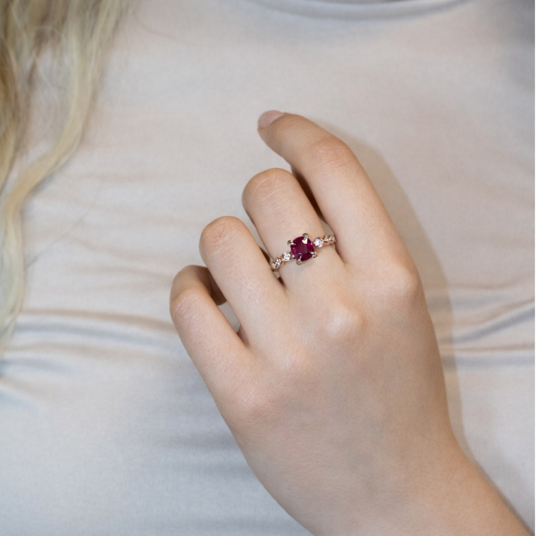 Kuldne sõrmus spinelli ja teemantidega