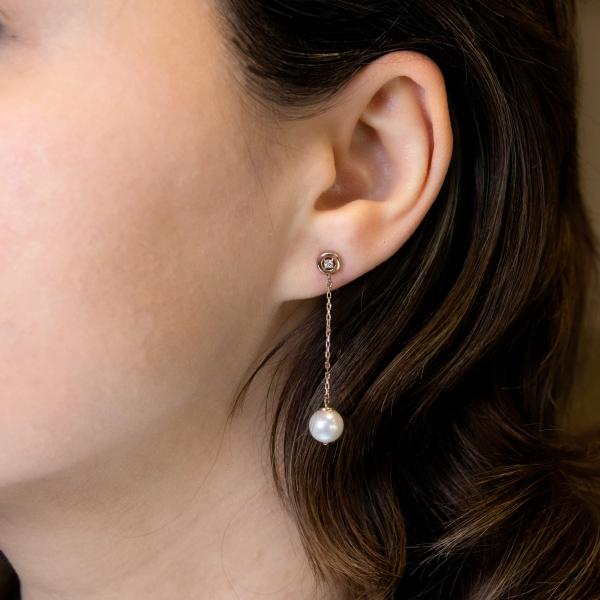 Gold Earrings With White Pearl